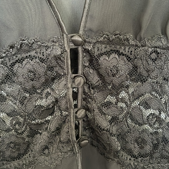 Lingerie - Picture 3 of 5